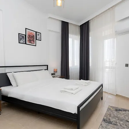 B Lackstone Homes Apartman *